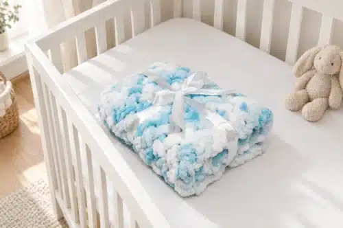 Bielo-modrá Puffy deka v postieľke – Instagram Ellie